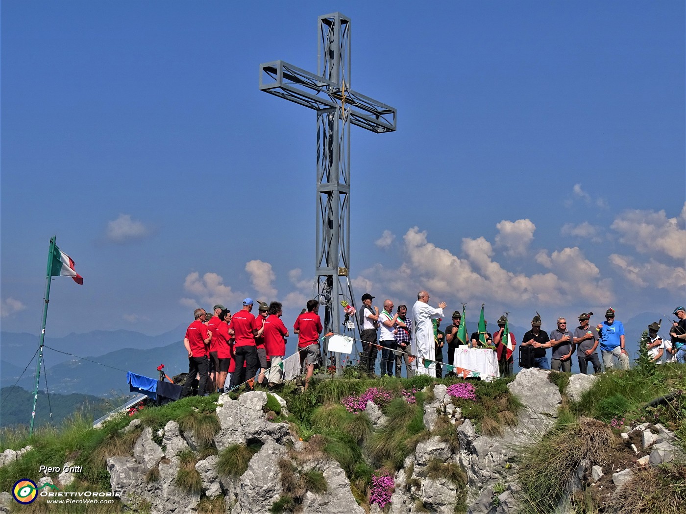 54 S. Messa per i Caduti della montagna alla croce di vetta della Cornagera.JPG